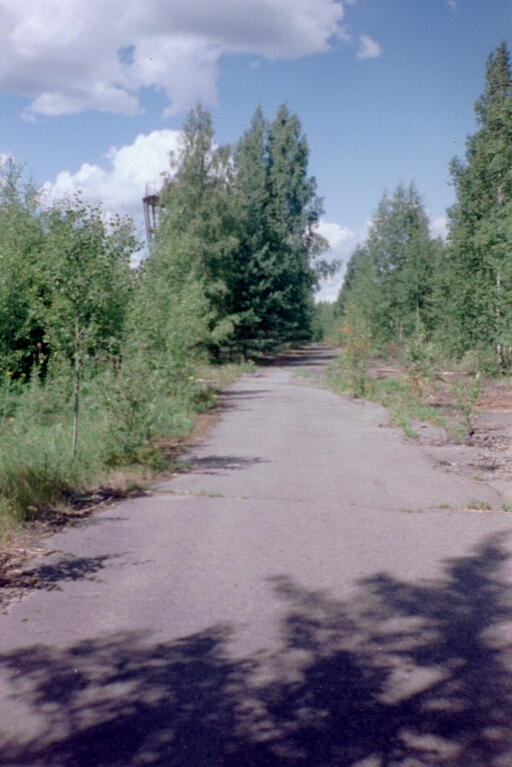 Varikkosuoraa... Huom, valvontatorni puiden takana.